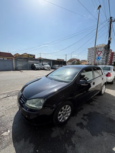 Shkoder, shitet makine Golf 5 Nafte, e zeze manuale Kondicioner