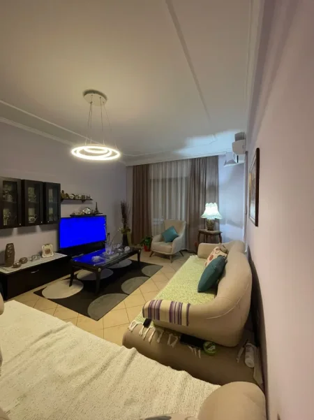 Tirane, jap me qera apartament 2+1+Ballkon Kati 4, 116 m² 700 € (pranë Garden Building)