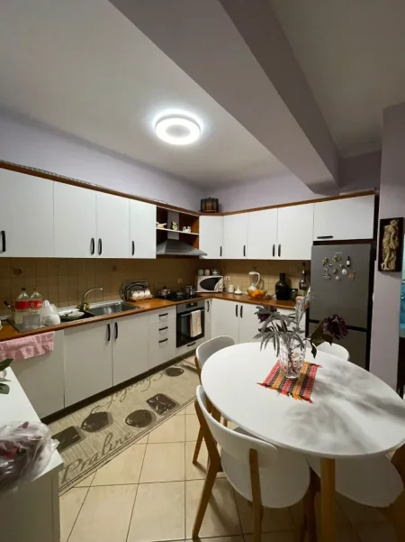 Tirane, jap me qera apartament 2+1+Ballkon Kati 4, 116 m² 700 € (pranë Garden Building)