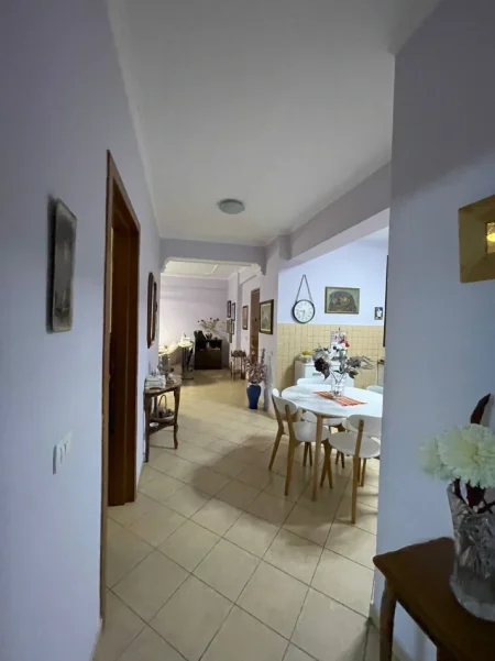 Tirane, jap me qera apartament 2+1+Ballkon Kati 4, 116 m² 700 € (pranë Garden Building)