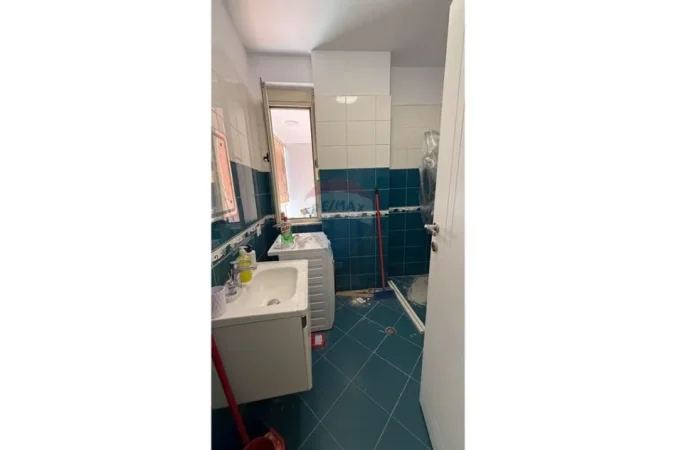 Tirane, jepet me qera apartament 1+1 Kati 3, 500 € (Vila L)