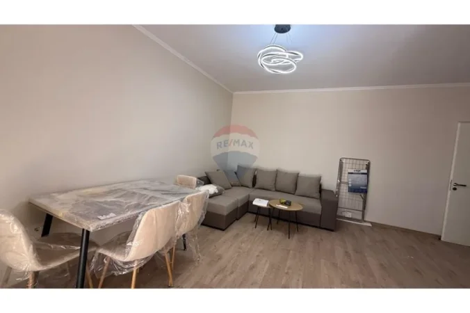 Tirane, jepet me qera apartament 1+1 Kati 3, 500 € (Vila L)