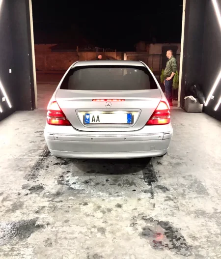 Tirane, shes makine Mercedes Benz C Class Nafte, gri metalizato automatik Kondicioner 332.000 km 3.250 €