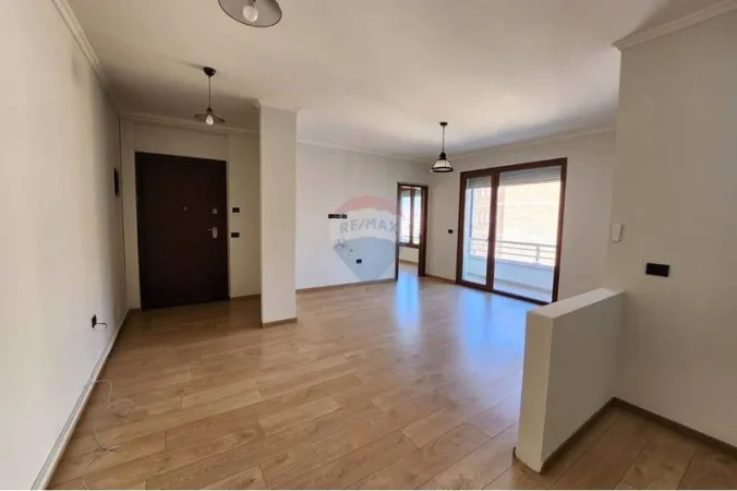 Tirane, jap me qera zyre , 90 m² 836 € 