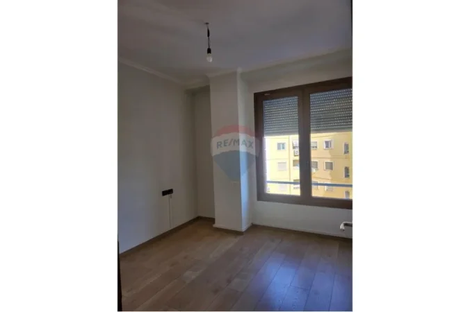 Tirane, jap me qera zyre , 90 m² 836 € 