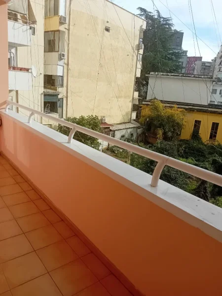 Tirane, jepet me qera apartament 1+1 Kati 2, 65 m² 600 € (Stadiumi Air Albania)