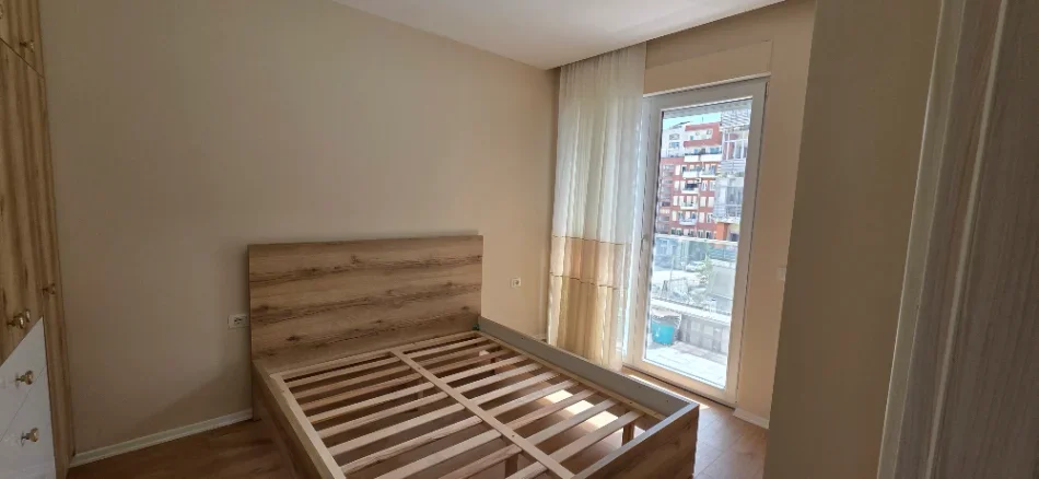 Tirane, jepet me qera apartament 1+1+Aneks+Ballkon Kati 3, 65 m² 650 € 