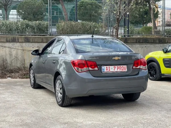 Tirane, shes makine CHEVROLET CRUZE LT Nafte, gri e erret automatik Klima 223.000 km 5.200 €