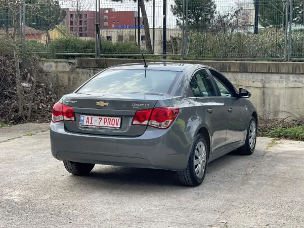 Tirane, shes makine CHEVROLET CRUZE LT Nafte, gri e erret automatik Klima 223.000 km 5.200 €