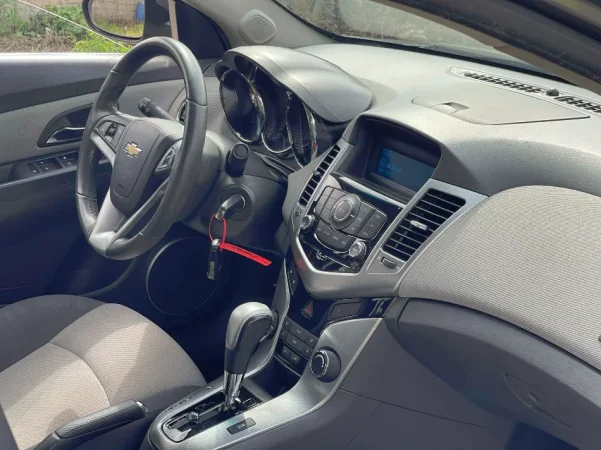 Tirane, shes makine CHEVROLET CRUZE LT Nafte, gri e erret automatik Klima 223.000 km 5.200 €