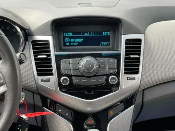 Tirane, shes makine CHEVROLET CRUZE LT Nafte, gri e erret automatik Klima 223.000 km 5.200 €