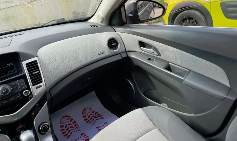 Tirane, shes makine CHEVROLET CRUZE LT Nafte, gri e erret automatik Klima 223.000 km 5.200 €