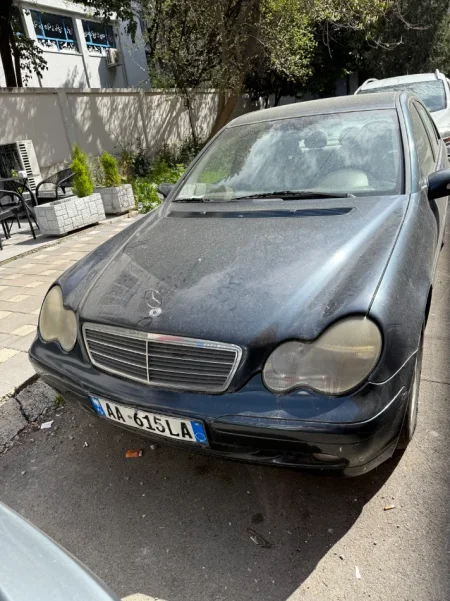 Tirane, shes Benz Nafte, blu e errët  manuale 3.000 €