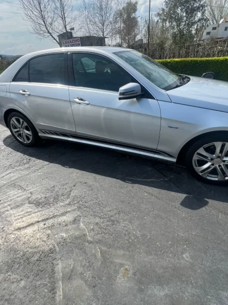 Fier, shes makine E 220 NAFTE 2010 Nafte, gri e erret automatik Klima 240.000 km 8.300 €