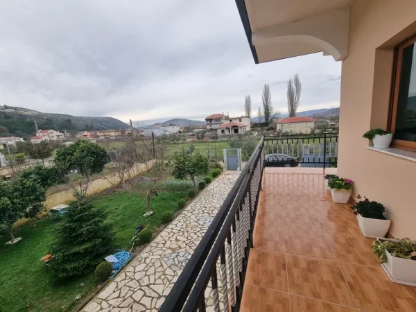 Shitet Vilë tek ish Frutorja, Lezhë