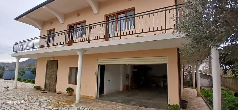 Shitet Vilë tek ish Frutorja, Lezhë