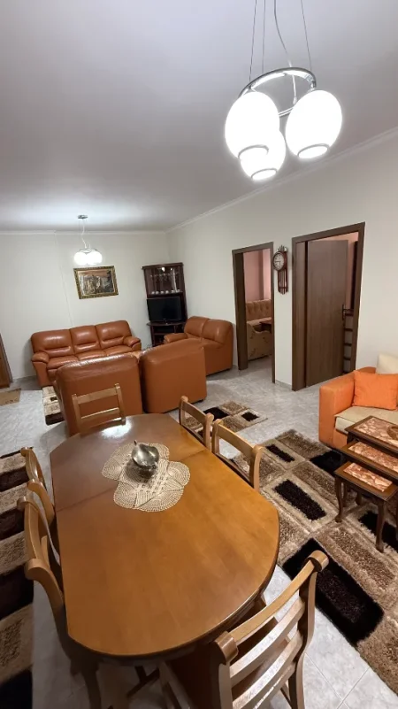 Tirane, jepet me qera apartament 2+1+Aneks+Ballkon Kati 4, 105 m² 500 € 