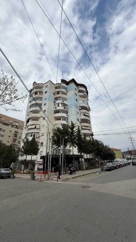 Tirane, jepet me qera apartament 2+1+Aneks+Ballkon Kati 4, 105 m² 500 € 