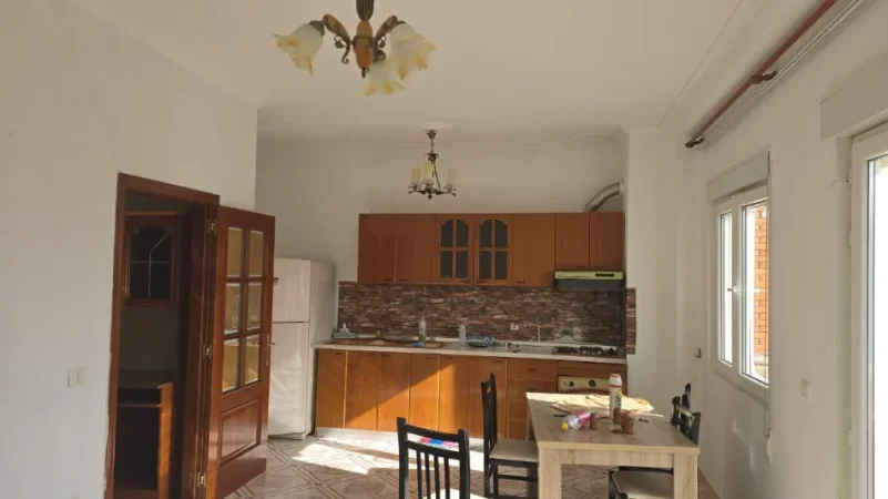 Durres, jepet me qera apartament 1+1+Aneks+Ballkon Kati 8, 73 m² 330 € (Lagjja nr. 6, pallati KMY, afer Muzeut te Deshmorevee)