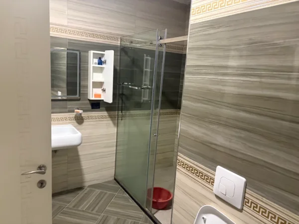 Tirane, jepet me qera apartament 3+1 Kati 1, 450 € (Rruga:”Irfan Tërshana”)