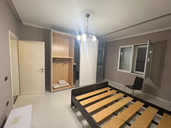 Tirane, jepet me qera apartament 3+1 Kati 1, 450 € (Rruga:”Irfan Tërshana”)