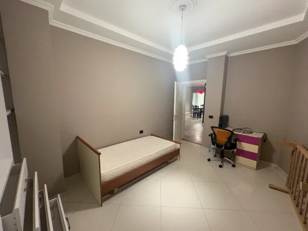 Tirane, jepet me qera apartament 3+1 Kati 1, 450 € (Rruga:”Irfan Tërshana”)