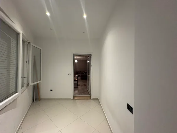 Tirane, jepet me qera apartament 3+1 Kati 1, 450 € (Rruga:”Irfan Tërshana”)
