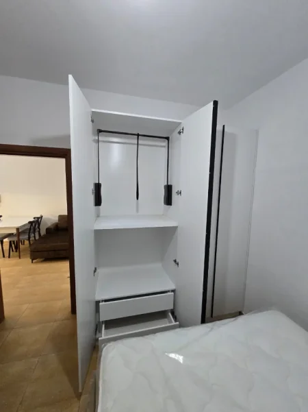Tirane, jepet me qera apartament 2+1+Ballkon Kati 8, 100 m² 450 € (Apartament 2+1 Per Qera Casa Italia I Sapomobiluar)