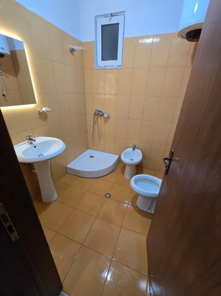 Tirane, jepet me qera apartament 2+1+Ballkon Kati 8, 100 m² 450 € (Apartament 2+1 Per Qera Casa Italia I Sapomobiluar)