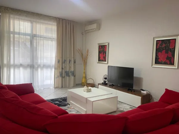 Jepet me qera apartament ne shtepi private 2+1 ,160 m katror + parking ,Rruga Qemal Stafa, 7 minuta me qendren)