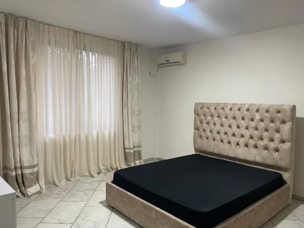 Jepet me qera apartament ne shtepi private 2+1 ,160 m katror + parking ,Rruga Qemal Stafa, 7 minuta me qendren)