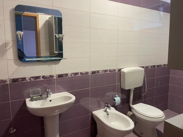 Jepet me qera apartament ne shtepi private 2+1 ,160 m katror + parking ,Rruga Qemal Stafa, 7 minuta me qendren)