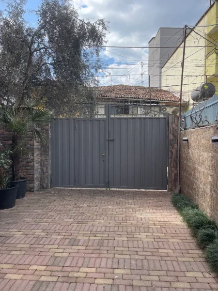 Jepet me qera apartament ne shtepi private 2+1 ,160 m katror + parking ,Rruga Qemal Stafa, 7 minuta me qendren)