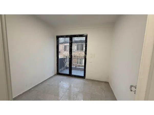 Tirane, jepet me qera zyre Kati 3, 89 m² 750 € (Pazari i ri)