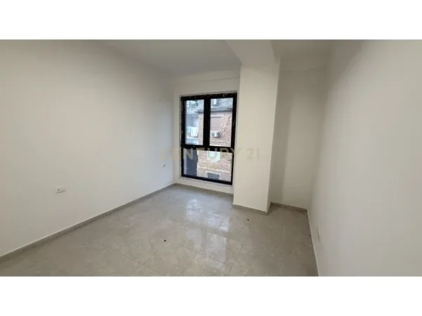 Tirane, jepet me qera zyre Kati 3, 89 m² 750 € (Pazari i ri)