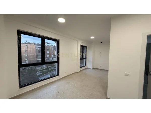 Tirane, jepet me qera zyre Kati 3, 89 m² 750 € (Pazari i ri)