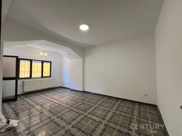 Tirane, jepet me qera zyre Kati 1, 120 m² 650 € (Rruga e Kavajes)