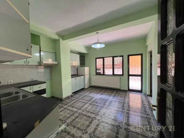 Tirane, jepet me qera zyre Kati 1, 120 m² 650 € (Rruga e Kavajes)