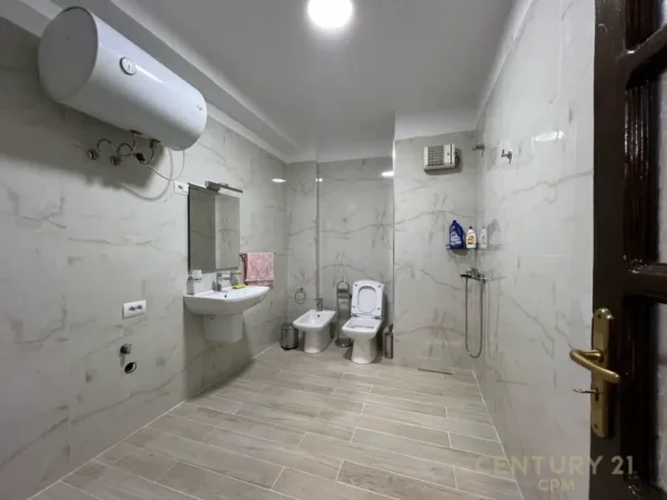 Tirane, jepet me qera zyre Kati 1, 120 m² 650 € (Rruga e Kavajes)