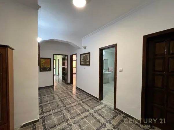 Tirane, jepet me qera zyre Kati 1, 120 m² 650 € (Rruga e Kavajes)