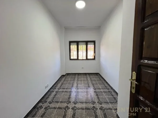Tirane, jepet me qera zyre Kati 1, 120 m² 650 € (Rruga e Kavajes)