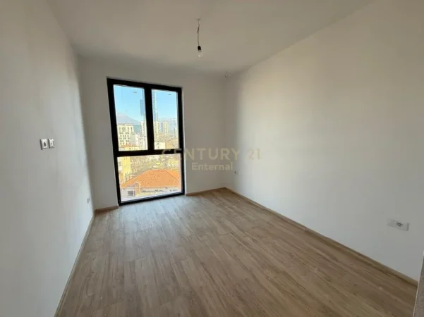 Tirane, jepet me qera zyre Kati 6, 65 m² 600 € (Rruga e Kavajës)