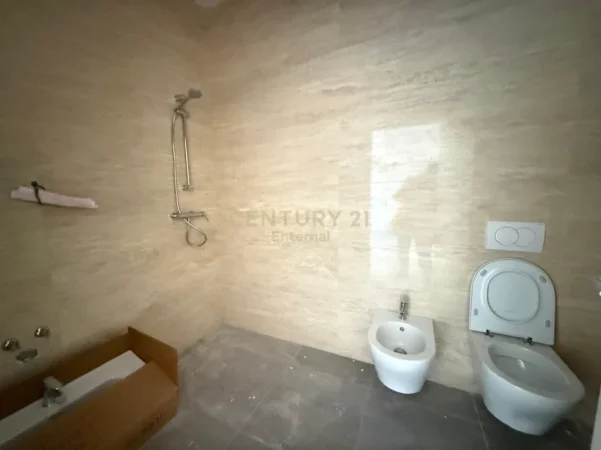 Tirane, jepet me qera zyre Kati 6, 65 m² 600 € (Rruga e Kavajës)