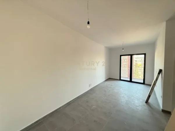 Tirane, jepet me qera zyre Kati 6, 65 m² 600 € (Rruga e Kavajës)