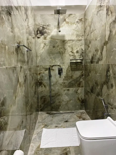 Tirane, jepet me qera apartament 2+1 Kati 1, 97 m² 850 € (Kopshti Zoologjik)