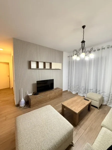 Tirane, jepet me qera apartament 2+1+Ballkon Kati 8, 90 m² 1.000 € (Kompleksi Delijorgji)