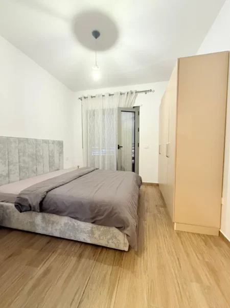 Tirane, jepet me qera apartament 2+1+Ballkon Kati 8, 90 m² 1.000 € (Kompleksi Delijorgji)
