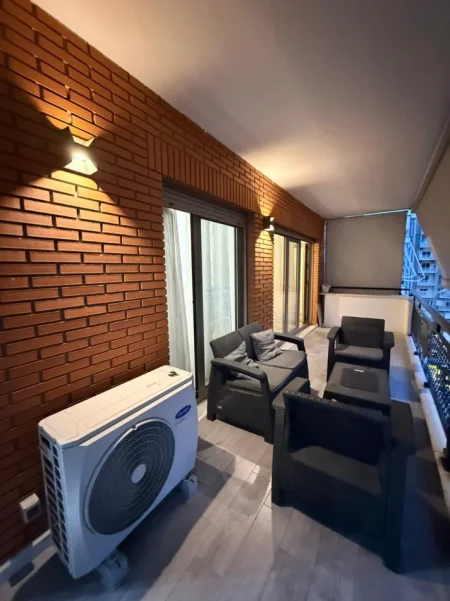 Tirane, jepet me qera apartament 2+1+Ballkon Kati 8, 90 m² 1.000 € (Kompleksi Delijorgji)