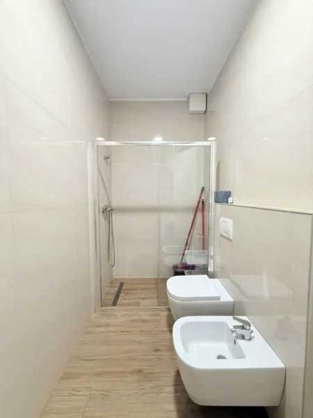 Tirane, jepet me qera apartament 2+1+Ballkon Kati 8, 90 m² 1.000 € (Kompleksi Delijorgji)