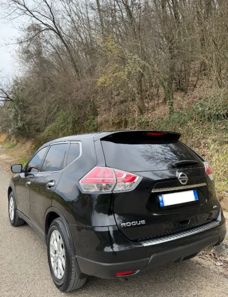 Tirane, shitet makine Nissan rogue Benzin+Gaz, e zeze automatik Klima 171.000 km 9.200 €